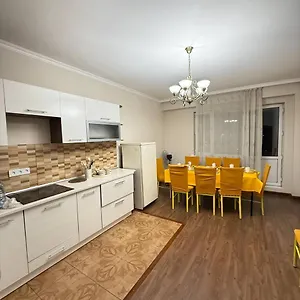 огромные у центра с 2 ванными комнатами Апартаменты